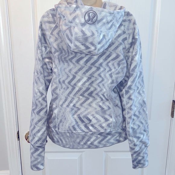 Lululemon Scuba Hoodie - Gray Zigzag - Size 10 - Picture 6 of 8